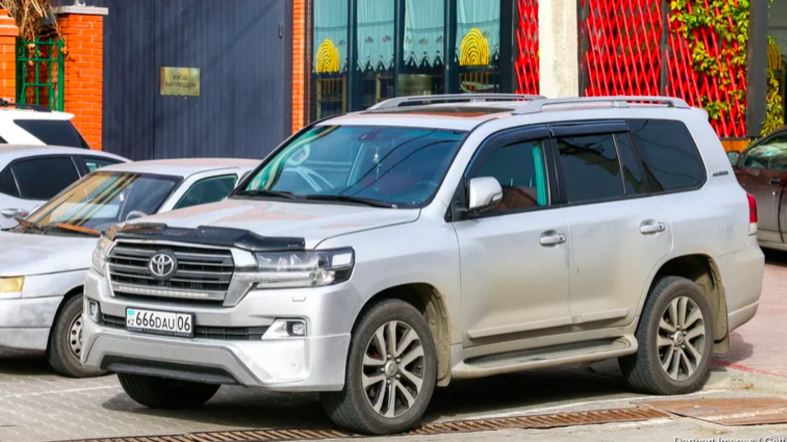 Top 5 mẫu ô tô giữ giá nhất sau 5 năm sử dụng: Toyota chiếm 4 vị trí